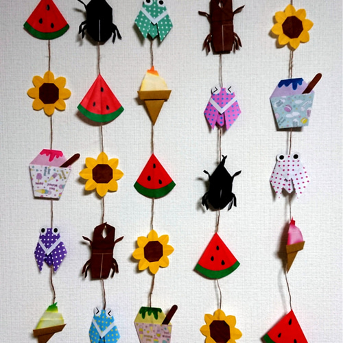 夏の吊るし飾り☀️ 立体の飾りを考えました！ ソフトクリームの作り方は動画です🎥7月製作 8月製作 吊るし飾り 保育園製作 保育製作 壁面 壁面 飾り 夏製作 壁面製作 折り紙遊び 折り紙製作 製作アイデア 夏の製作 幼稚園製作