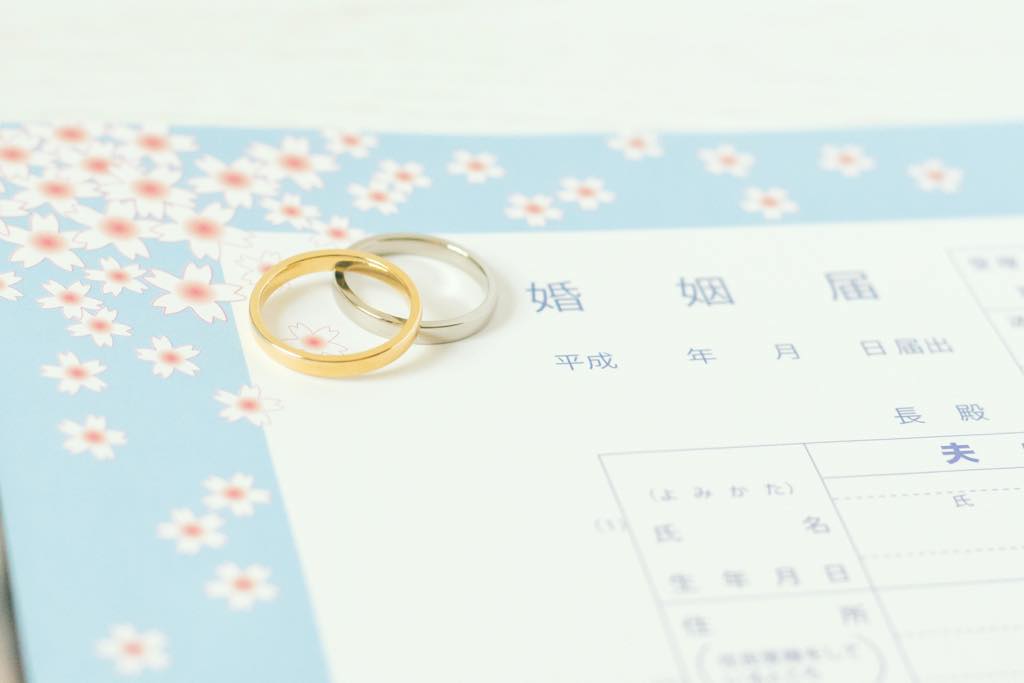 入籍記念に♡婚姻届けと指輪の写真の撮り方16選Ringraph リングラフ