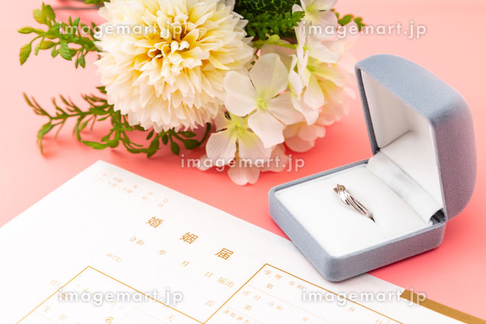 💍🤍🕊️ 実は一番お気に入りで、 どこにも載せてない入籍報告＆婚姻届フォト🤍 なんと GRAFFのデザインなのです🤍オーダーメイドしました✨結婚指輪のカルティエver.は @riri___nurse に掲載 大きく立体的なエメラルドカットの婚約指輪も結婚指輪の刻印も