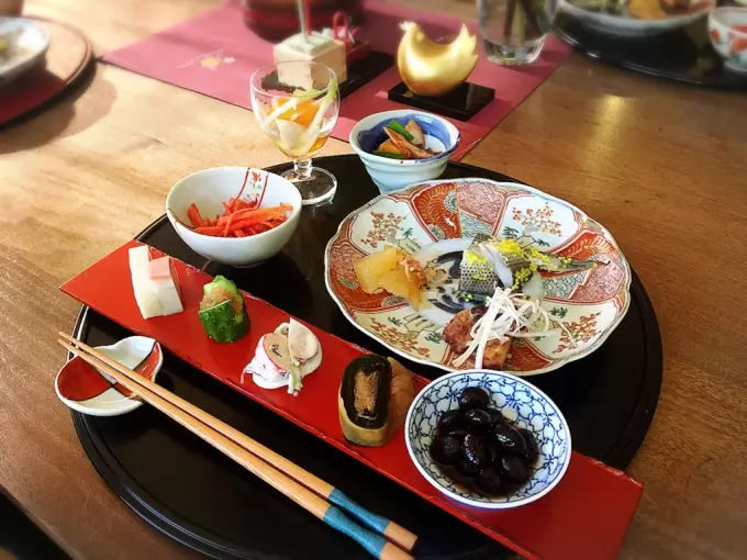 立派なお重がなくてもOK！お気に入りの器に盛りつけた「 ワンプレートおせち」フォトフーディストノート