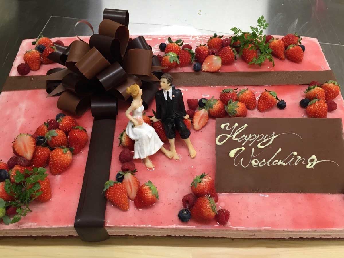 おしゃれな一段ウェディングケーキ！シンプル 花 いちごなど円柱ケーキ10選 今週のスタスナ omotte magazine fromANNIVERSAIRE記念日にまつわるマガジン