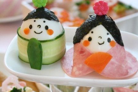 🎎ひなまつり🎎 今日の給食は ・ひなまつりちらし寿司 ・菜の花のポテトサラダ ・花麩のすまし汁 ・みかん ・ひなあられ おやつ・ひしもちミルクプリン おやつでした！🍑 ひなまつりちらし寿司は、さやえんどうなど、春の訪れを感じさせる旬の食材を使用し、彩り