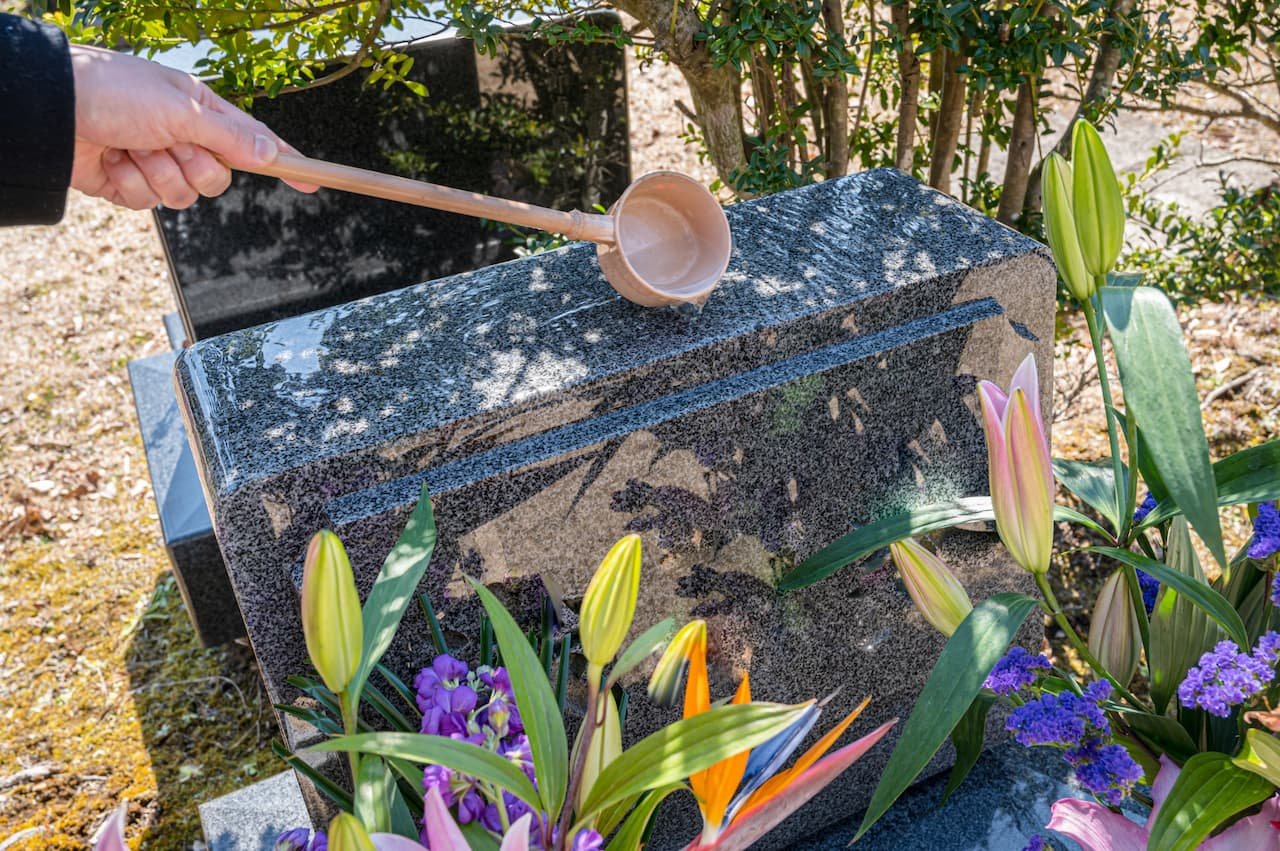 雨の日にお墓参りしてもよい？お供え物や注意点もあわせて解説 2ページひとたび