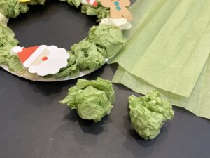 保育園幼稚園 紙皿クリスマスリース製作アイデア作り方10選 1歳児、2歳児、3歳児、4歳児、5歳児男性保育士あつみ先生の保育日誌 おすすめ絵本と 制作アイデア