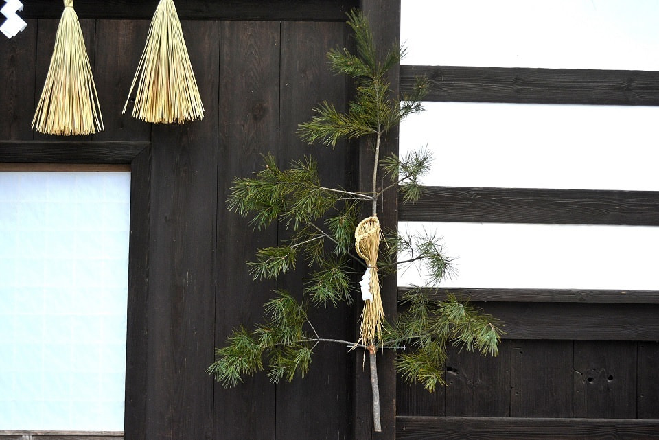 お正月のしめ縄飾りはいつまで飾る？地域別タイミングと外す日時、処分方法を解説 - 株式会社 折橋商店