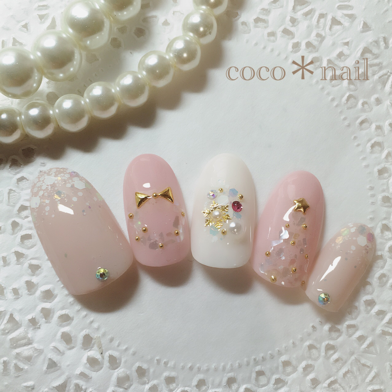 この冬トレンドの クリスマス ネイルデザイン集♪シンプルなネイルをまとって、聖なる一日を♡ホットペッパービューティーマガジン