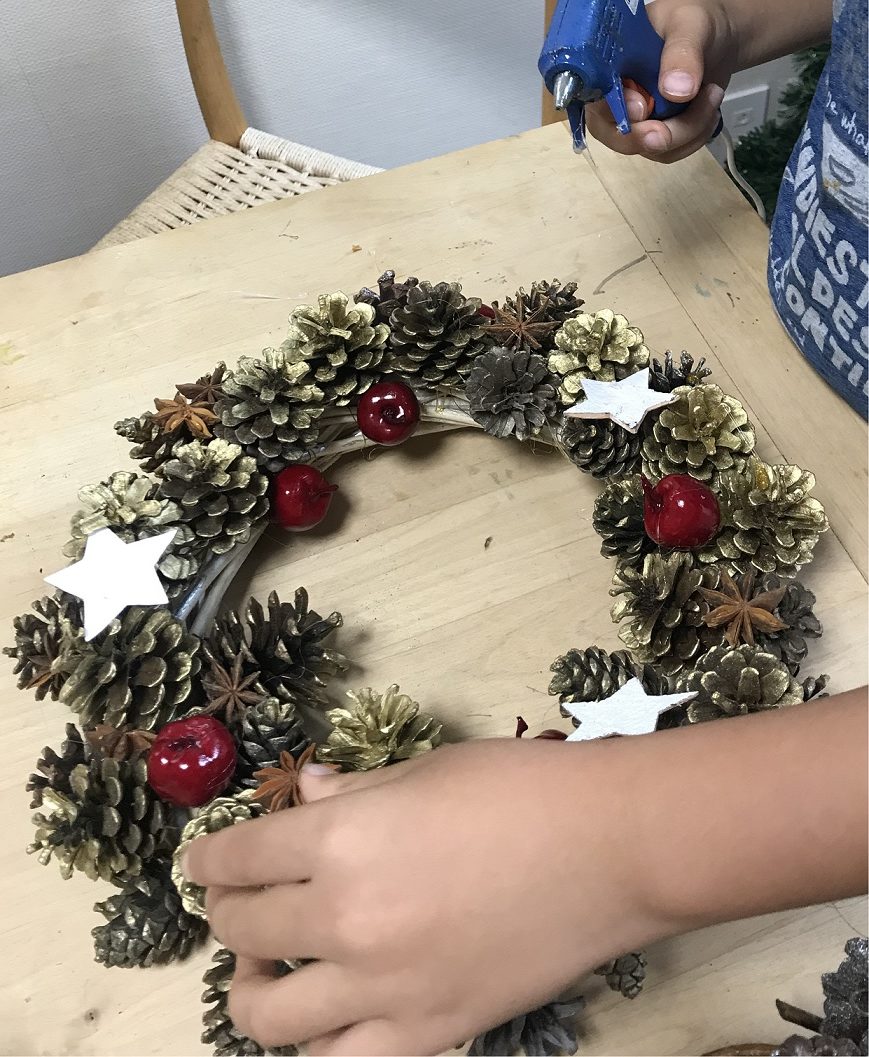 木の実を使ってクリスマスツリー - 多肥地区コミュニティ協議会 - 多肥コミュニティセンタ