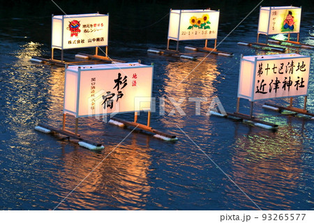 おはようございます！８月のカレンダーです。 古利根川流灯まつりまであと１週間となりました！ 祭りの前夜祭と当日には、ひとやねも夜営業、川辺ではキャンドルナイト、１階は夜市、２階はラウンジとして開きますのでどうぞ遊びにいらしてくださいね✨☺️夏季休業は、8