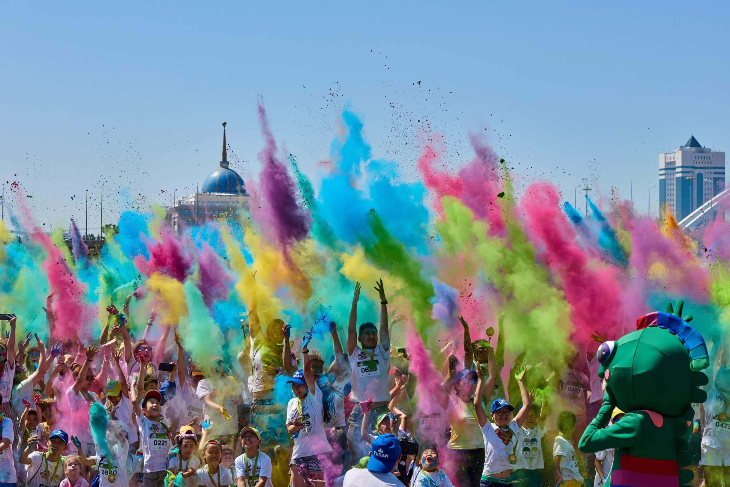 アジア, イヤリング, インド, インドの祭り, インド文化, エスニック, エスニックウェア, お祝い, お祭り気分, カラースプラッシュ,カラフル, カルチャー, グラール, グラマー, コルカタ, サリー, ネックレス, ハッピー, フェイスペイント, ペイント, ホーリー, ホーリー