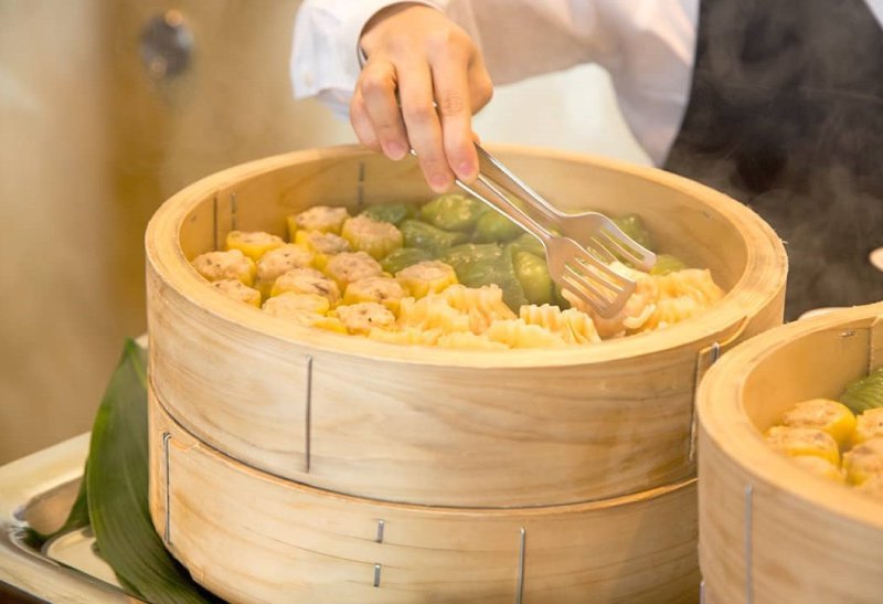 お料理は結婚式の醍醐味🍽️💝 お料理の終盤には、多彩なビュッフェ演出が人気👀 ゲストの好みで選びながらカジュアルに会話も楽しめて和やかなムードを演出します👩🏻‍❤️‍👨🏻 デザートビュッフェ🍰🍡やドリンク🍹の他、 お茶漬けビュッフェといった 変わり種も