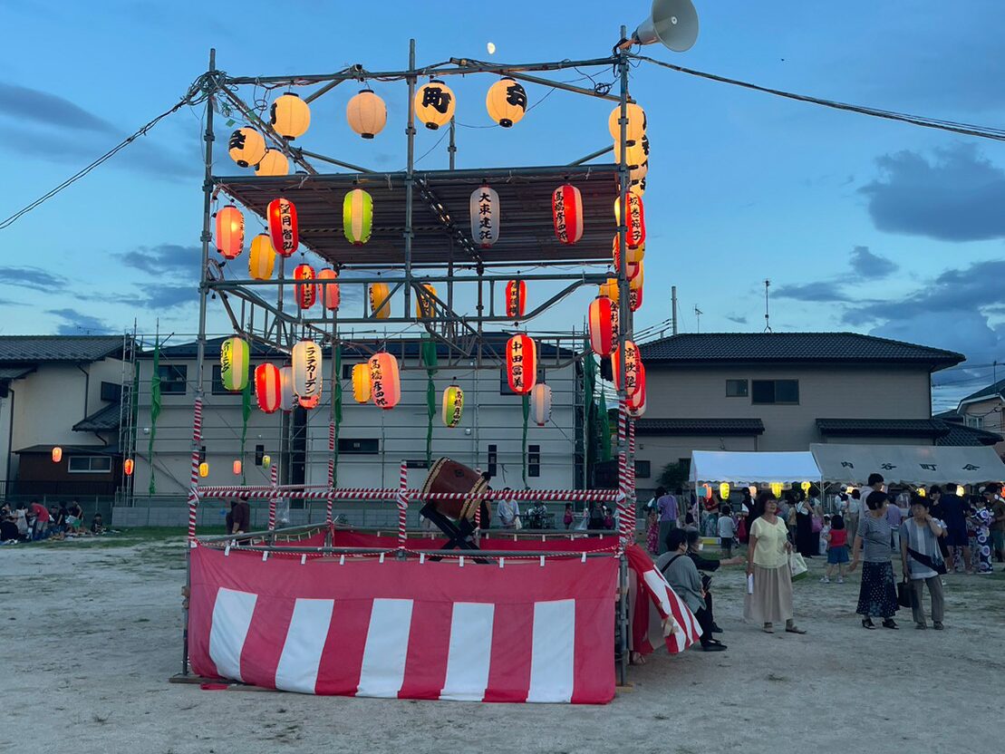 8月29.30日、東京ガーデンテラス紀尾井町で行われる「KIOI SUMMER 2025」の盆踊りヤグラ設営、35Fラウンジの店内装飾に携わらせて頂きます！インバウンドの方々にも楽しんでもらえるお祭りの原風景を演出致します！ https:www.tgt-kioicho.jp feature event