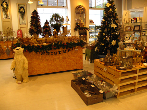 店舗のクリスマスディスプレイ特集革鞄・革小物のHERZ公式通販