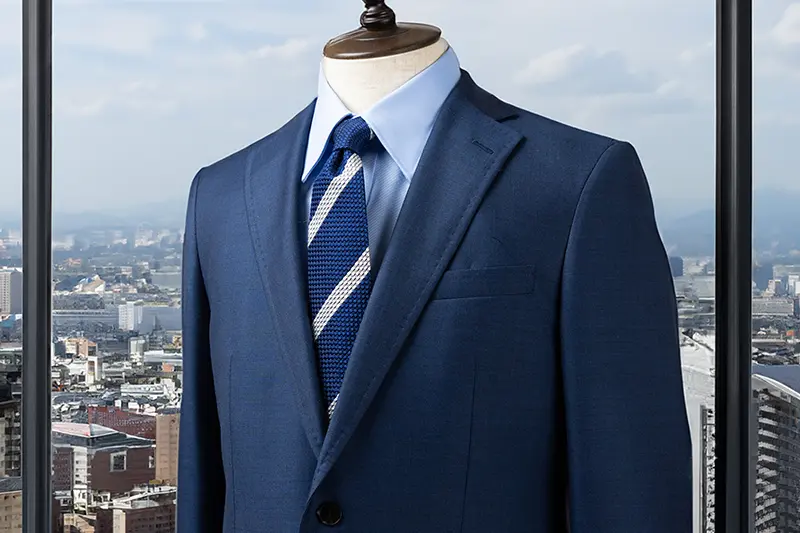 メンズ 青シャツ コーデ解説。絶対知りたい！スーツ・ネクタイの合わせ方をご紹介します。公式 YAMAKI オンラインショップ <<ワイシャツ の山喜>>