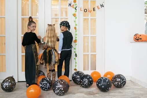 から保存して子どもとワクワク遊んじゃおう ハロウィンの簡単手作りゲームの紹介です🥰 ダイソーにハロウィンスタンプが出てたからアレンジして遊んでみたよ🥰 見る力を楽しく鍛えられたり 工夫をすれば計算の力が身につくよ🥰 手軽に簡単だから良かったら試してねー