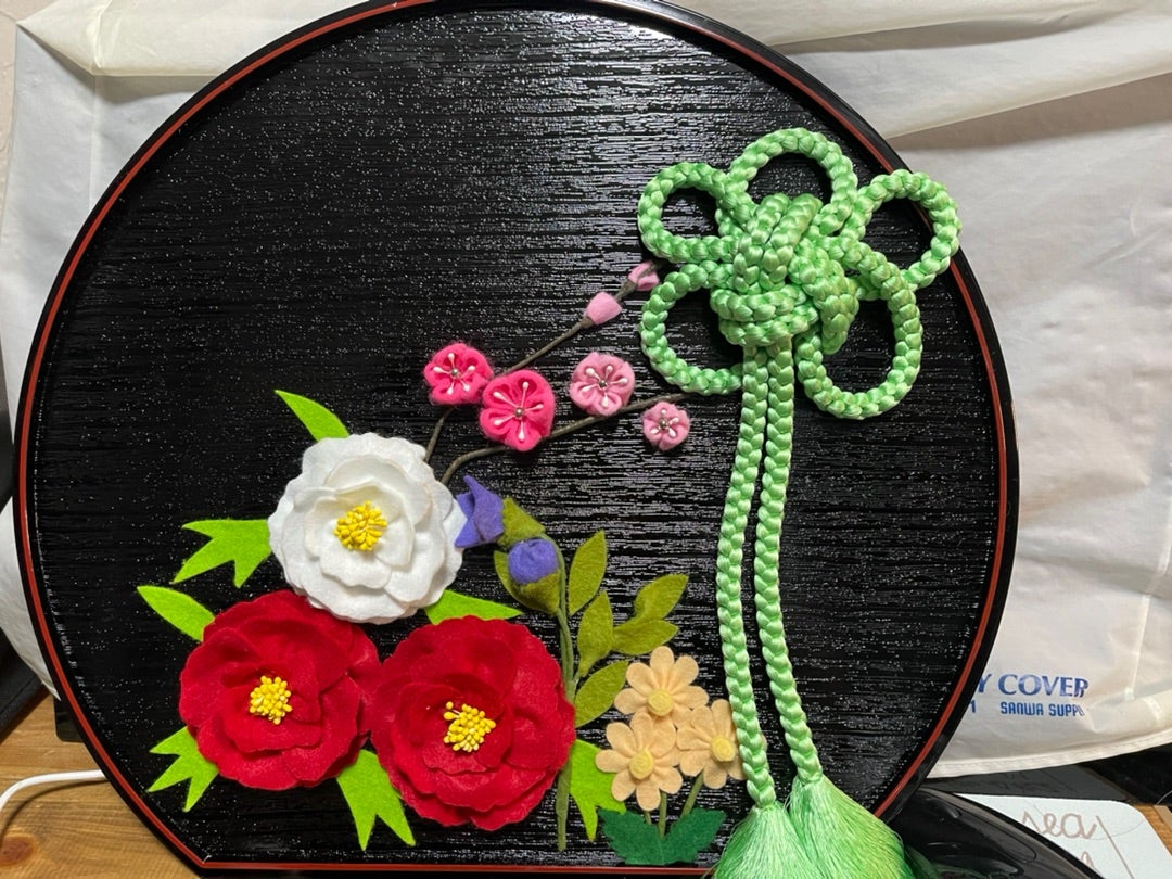 楽天市場お正月飾り フェルト デコレーション NO.025104 KAGAMI MOCHI 鏡餅 置き・ 吊り 両用タイプ フエルト製 かざり約H18×15cm FELT DECORATION 松竹梅 縁起の良いもの かがみもち 梅 正月かざり おしょうがつ飾り 壁 吊るして 床の間置き物 3cmメール便OK