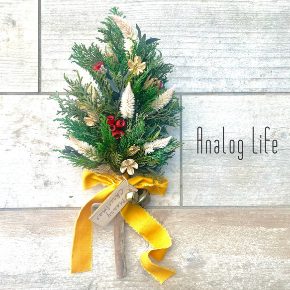 クリスマスツリー。まだ手作りの装飾が施された拍車のクローズアップ。正月インテリアPremium写真