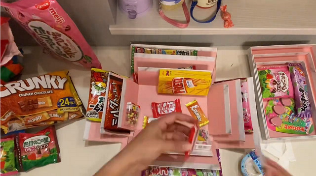 誕生日 SNSで話題の『サプライズボックス』100均材料で作ってみた&あんふぁん