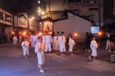 草津温泉お豆の小宿花いんげんです！, 昨日から草津温泉では白根神社祭りが行われています！,草津町内の各地からお神輿が出て湯畑に集まっているところは圧巻です🌈❗️😊♨️, 関東も梅雨明けが出たみたいです,これから夏本番ですね🌈♨️🏖️🍀💦🍺, 楽しみです,草津温泉,白根神社,お祭り,お神輿,梅雨明け