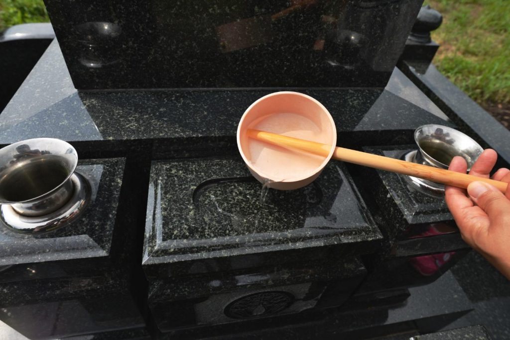 お墓参りを雨の日にしてはダメ？理由や注意点・メリットを紹介 みんなが選んだ終活