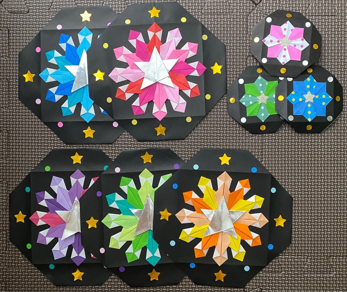 夏祭り♡屋台の壁面飾り〜花火🎆あり〜 こちらは花火ありバージョンです🎆 にぎやかで華やかな壁面になっています!サイズ画像1枚目のように飾って、縦:約75cm、横:約90cm壁面飾り折り紙画用紙保育素材保育製作なつまつり夏祭り製作キット提灯