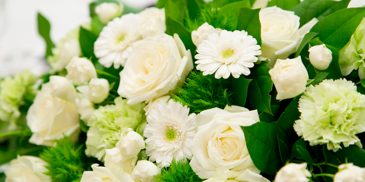 暖色系の花 結婚式 披露宴 テーブル装花の写真素材98824269- PIXTA