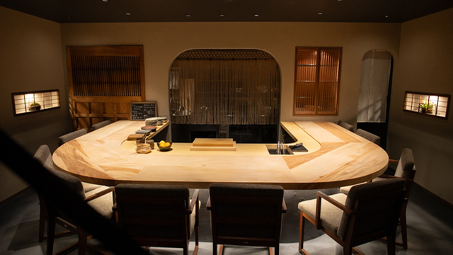 お造り盛り合わせ , 「明けましておめでとうござい〼」では、 , 舞鶴漁港から直送される新鮮な海の幸をふんだんに使い,素材本来の旨みを存分に味わえる, 贅沢なお造り盛り合わせをご用意しております。, 当店のスタイルはお醤油ではなく、,それぞれのお魚に合わせた自家製調味料で, 召し上がっていただきます。, 一口ごとに広がる旬のお味はまさに格別。 , お好みの日本酒と合わせて、