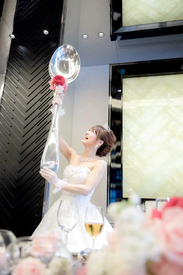 なんだかんだで絶対盛り上がる！「ビッグスプーン」のファーストバイト実例まとめみんなのウェディングニュース