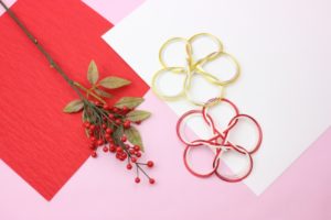 お食い初め 自宅でお食い初めをしました🥢 立派な鯛は角上魚類で注文して お祝い飾りまで付けてくれました🐟 歯固め石は お宮参りをした神社にお借りして他の料理は母と用意しました🦐 一生食べ物に困りませんように💫お食い初め生後100日100日祝い百日祝い