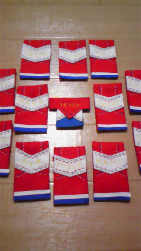 チアのポンポンをフェルトで作りました。 製作中の立体的なイメージが伝わって頂けたら嬉しいです。 チアのユニフォーム型紙と作り方をセットにして、minneで販売します。フォローしていただけると嬉しいです。 @katakoto_handmade補足☑️パーツは、3×4cm