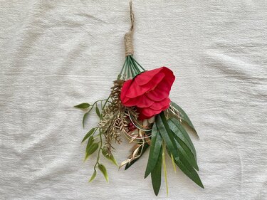 100均 ダイソー でDIY！お正月花の、松、千両、南天などを使って簡単お正月壁掛けスワッグの作り方を動画で紹介 –手作り雑貨のセレクトショップ明石Kaen