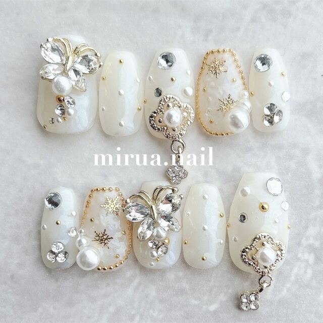 クリスマスネイルデザインホワイトとゴールドでまとめました♡滋賀 栗東 手作り石鹸教室andネイル germer
