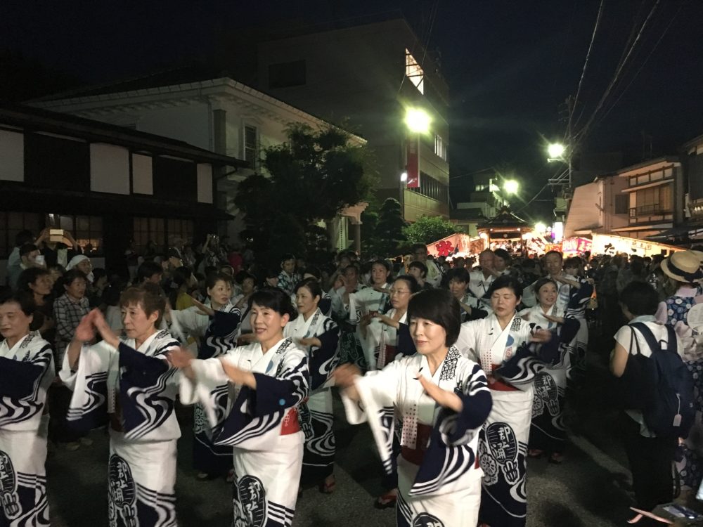 浴衣姿で輪になって 日本三大盆踊り「郡上踊」が開幕 - 産経ニュース
