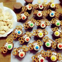 ♡ チョコパイトナカイ🦌🎀 ♡ プレッツェルはチョコペンで固定してます🥨🍫鼻のうらないチョコは目のすぐ下につければ固定しなくてもくっつくよ🫶 ♡チョコパイアレンジ チョコパイ 簡単おやつ トナカイ クリスマススイーツ クリスマスアレンジ クリスマスレシピ