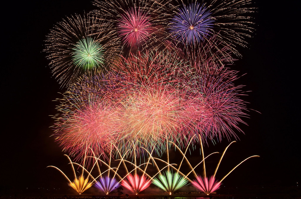 花火 スターマイン 10247032537 の写真・イラスト素材アマナイメージズ
