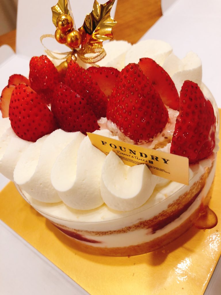 No.332 ファウンドリーのクリスマスモンブラン 構成はマロンクリーム、生クリーム、カスタードクリーム、カカオスポンジ生地マロンクリームは香りがよく甘さ控えめ、それを生クリーム、カスタードクリームがサポートしつつ、スポンジのほろ苦さが甘さを引き立てます