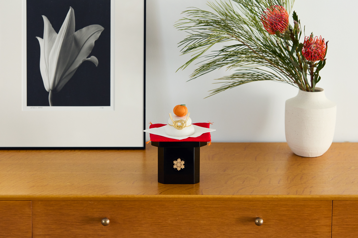 鏡餅 おしゃれ 飾り 置物 オブジェ お正月 コンパクト 玄関 リビング 棚 ちりめん細工 お餅 ちりめん細工 屏風飾り 鏡餅mzk9535ギギliving