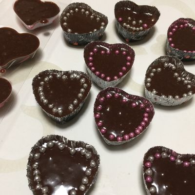 バレンタイン製作✂️ 2種類作ってみました！ . 2枚目は乳児さん向き👧 茶色の画用紙をチョコレートに見立てて、クレヨンでお絵描きしたり、シール貼りをしてオリジナルのチョコを作れます！ . 3枚目は幼児さん向き👦 白い画用紙をハート形に切り、画用紙にクレヨンで