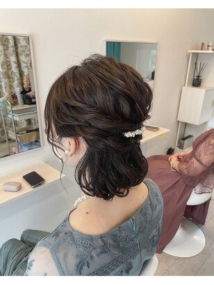 やってはいけないNGハーフアップ 正解は⭕️⭕️を引っ張ってください！脱おばさんの若見えする簡単ヘアアレンジを、表参道の美容師がご紹介します。ボブでもミディアムでもロングでもOK