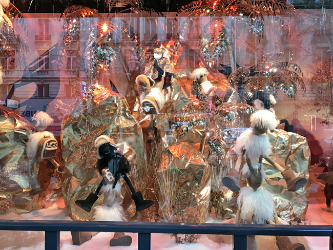 ショーウィンドウの中のクリスマスツリーと人形達の写真・画像素材-Snapmart スナップマート