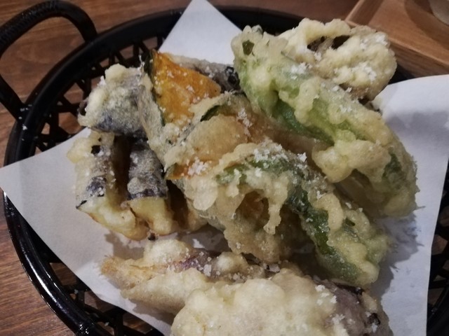 店名:風流カフェ 場所:熊本熊本県阿蘇郡西原村宮山1642-1 営業時間:11：30〜16：30 定休日:不定休 ·ﾌﾞﾙｰﾍﾞﾘｰﾚｱﾁｰｽﾞ¥1000 ·生ｲﾁｺﾞﾋﾟｽﾀﾁｵ ¥1300 西原村にある蕎麦カフェ。 夏場はかき氷を販売されています。 かき氷に使用されているフルーツは全て熊本県無農薬。 安心して