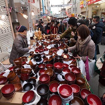 通りに約600の露店がズラリと並ぶ「世田谷のボロ市」が1月15・16日に開催。お宝探しを楽しもう！さんたつ by 散歩の達人