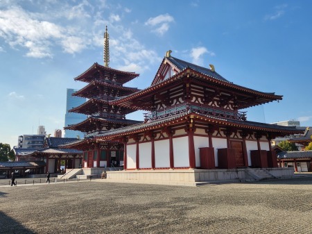 四天王寺悲田院 盆踊り大会 暑～い熱～い中 笑 、悲田院で盆踊り大会を開催いたしました！ご入居されているお年寄り、ご利用いただいているこども園、児童発達支援センター、地域活動支援センター等の方々やご家族、みんなと一緒に盛り上がりました盆踊り！屋台も