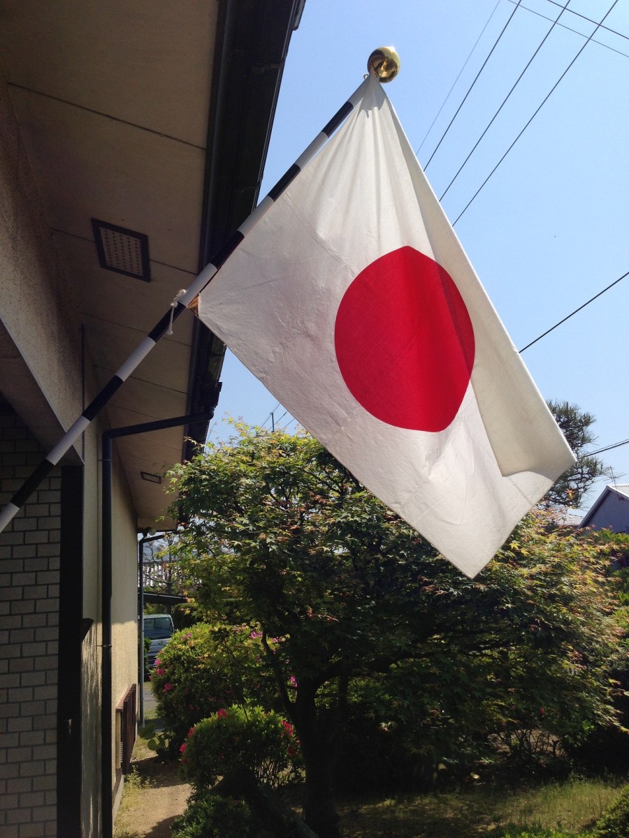 最近では、祝日や祭日で国旗🇯🇵を揚げる家庭が少なくなった。 学校教育でも国旗掲揚を避けているようにも感じる。 しかし、我々は日本国の日本人である。オリンピックやワールドカップなど世界の大会では優勝すれば国旗掲揚と国歌を歌う。 しかし、戦後に消されるように