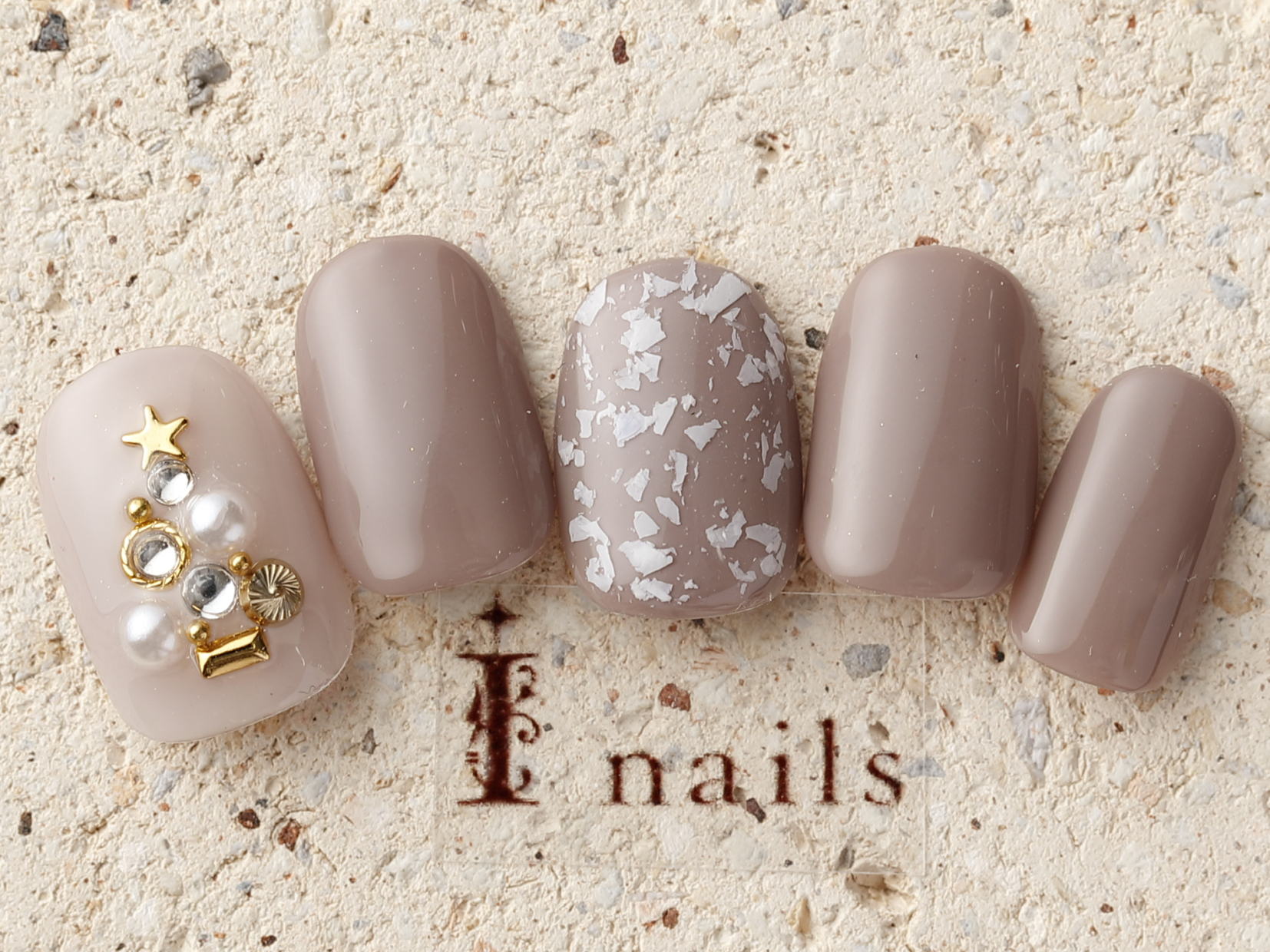 クリスマスネイルチップ ブラウン マグネット ツリー シンプル ビジューiichi日々の暮らしを心地よくするハンドメイドやアンティークのマーケットプレイス