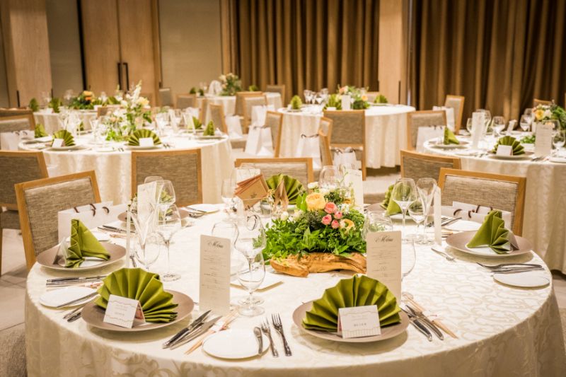 和婚ブライダル 披露宴会場のコーディネート例から学ぶ♪オススメのアイデア、アイテムをこっそり教えちゃいます