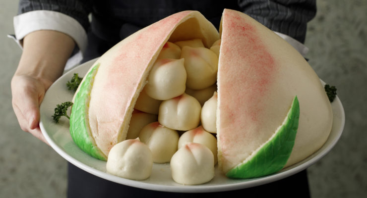 状元樓 横浜中華街本店 - 桃饅頭🍑🍑❤️❤️ お誕生日などのお祝いのお席にいかがですか？状元楼誕生日誕生日サプライズ横浜中華街桃饅頭お祝いプレートFacebook