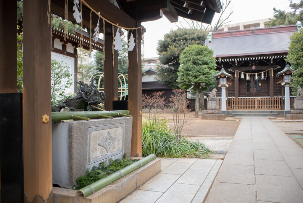 現在の手水鉢の様子です。 帯廣神社の花手水は期間限定です 夏詣で期間の花手水を公開していない時はこのようにビー玉を沈めて、涼を感じてもらえるように飾り付けています。次回の花手水もお楽しみに！ 帯廣神社 帯広神社北海道帯広市東3条南2丁目1番地 授与所9:00