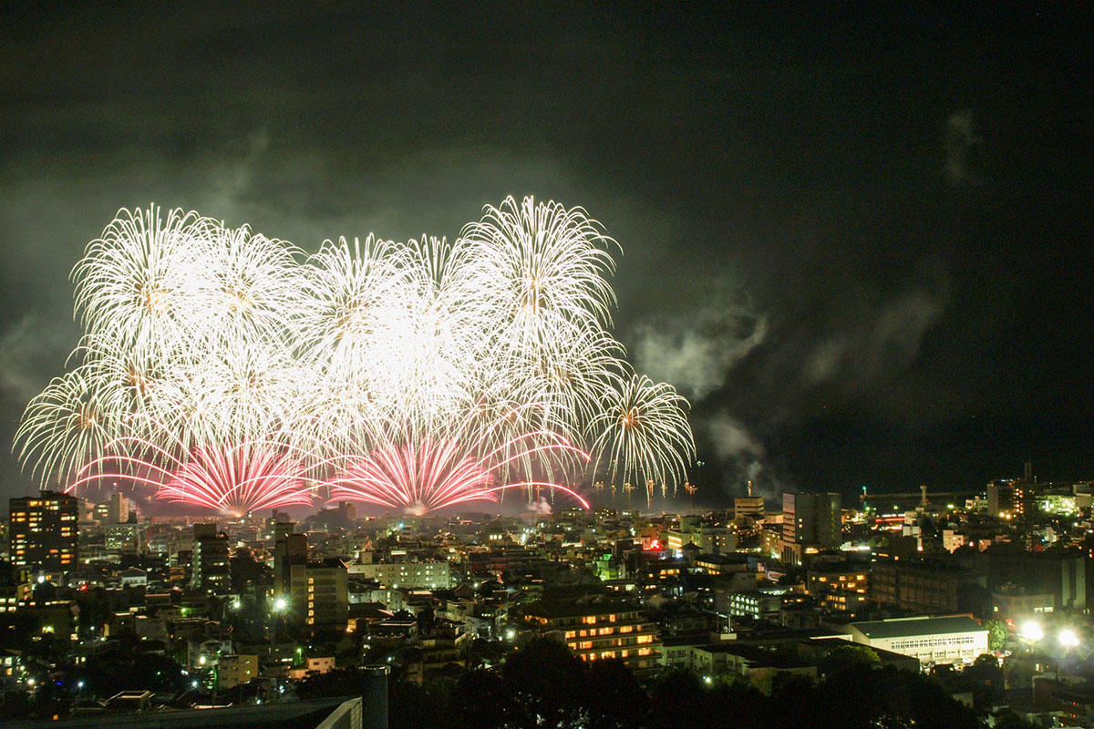 冬の花火スターマイン 写真素材2894049- フォトライブラリ