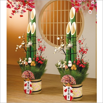 日本橋の、榛原店舗のウィンドウディスプレイが、お正月仕様になりました。 ぽち袋や年賀状など、お正月商品が一堂に会した他、カレンダーも全ての月の柄をご紹介しています。ディスプレイに使われている千代紙の傘は、なんとお客様のお手製です。 今にも飛び立とう