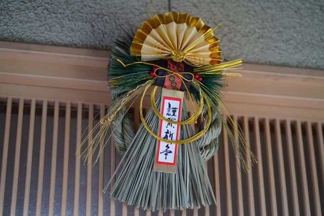 正月飾り クリスマス後のリビングと玄関とガラスの鏡餅 新年を迎える準備中わが家のここち